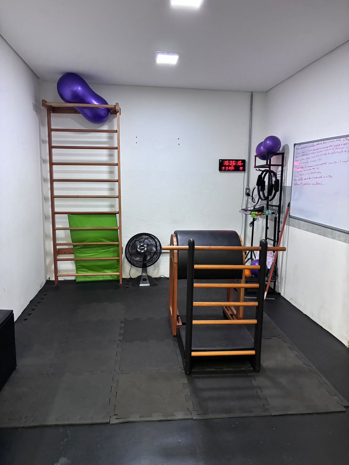 Sala com equipamentos para exercícios de Pilates